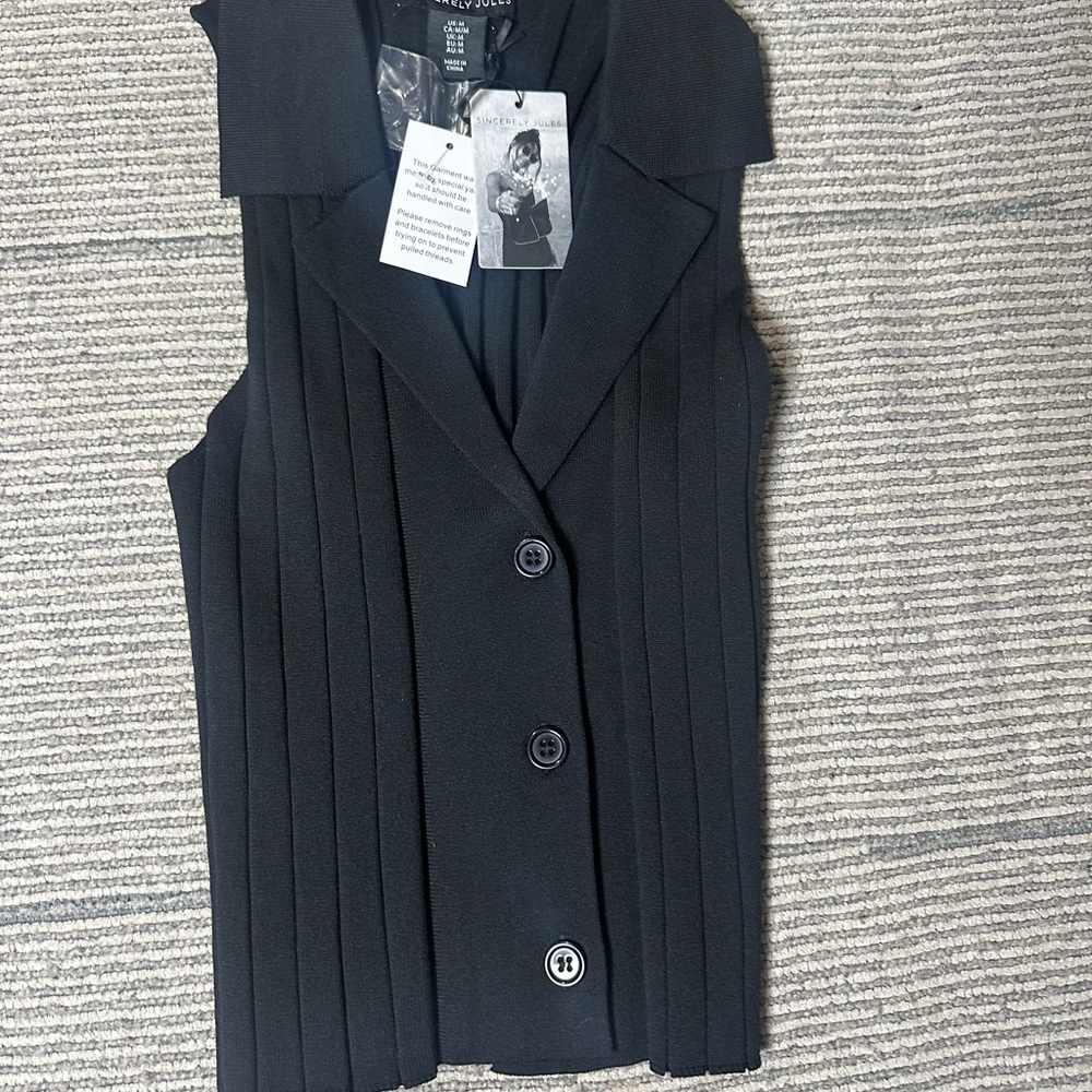 SOLD Sincerely Jules Black Pleated Mini Set - Picture 5 of 6